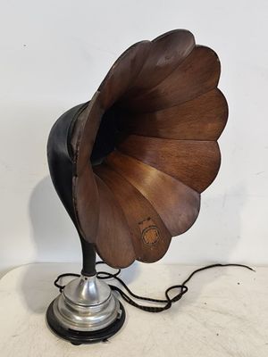 un gros plan d'un vieux gramophone posé sur une table