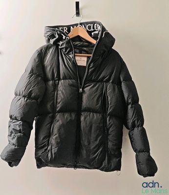 la veste est suspendue à un cintre sur le mur