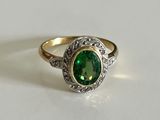 Gros plan sur une bague contenant une pierre verte