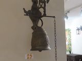 une cloche accrochée au mur d'un restaurant