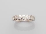 une bague en or blanc 18k et diamants
