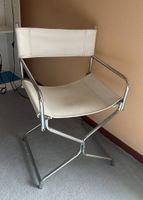 Chaise en tube chromé et cuir blanc.