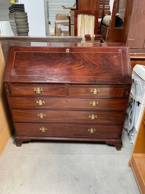 une commode surmontée d'un miroir dans une pièce