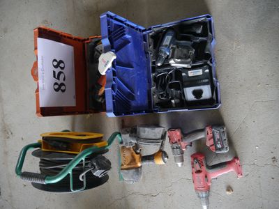 une boîte d'outils posée sur le sol