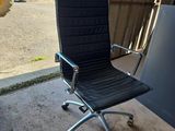 une chaise de bureau noire placée devant un immeuble