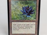 un gros plan d'une carte ornée d'une fleur bleue
