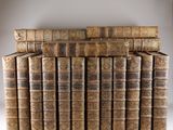 un tas de vieux livres empilés les uns sur les autres