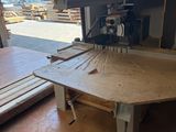 une photo d'une table sur laquelle est posée une scie
