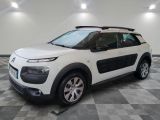 la citrole blanche est garée dans le garage sur un sol en damier