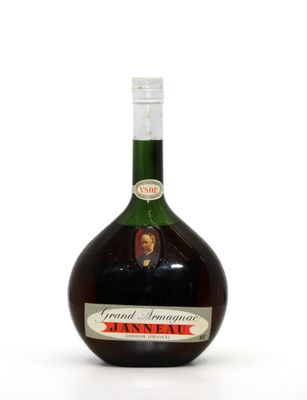 une photo d'une bouteille de brandy posée sur une table