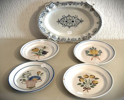 quatre assiettes posées sur une table