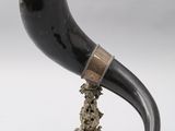 une image représentant un grand objet en forme de corne posé sur un socle