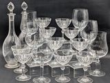 beaucoup de verres à vin et une carafe sur la table