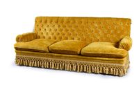Canapé confortable en velours jaune. (photo 3)