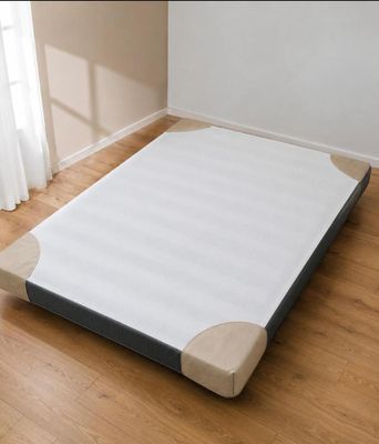 une photo d'un matelas posé à même le sol