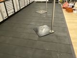 une photo d'une salle de sport avec un sol noir