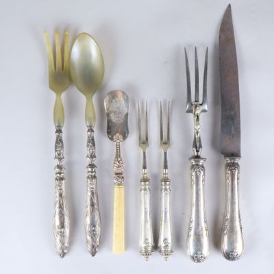 cinq fourchettes, un couteau, une cuillère et un repose-cuillère sur une table