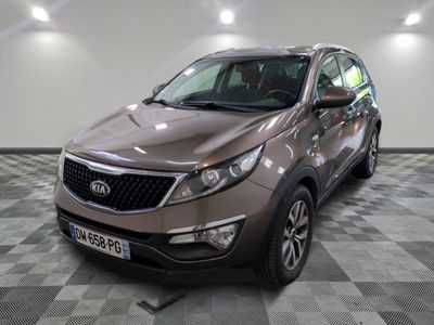 vue de face d'un SUV marron garé sur un sol à damier