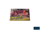 une boîte de cartes à collectionner pokemon sur une surface blanche