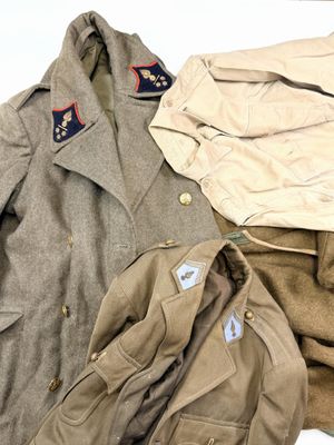 Plusieurs manteaux et vestes sont disposés sur une surface blanche