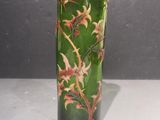 un vase en verre vert orné de fleurs rouges et jaunes