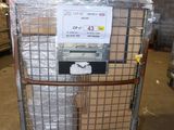 un chariot sur lequel sont empilées de nombreuses boîtes