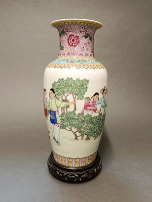 un vase avec un tableau posé sur une table