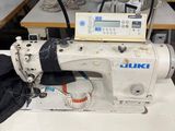 une machine à coudre posée sur une table