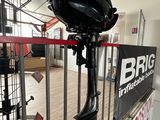 une photo d'un moteur de bateau exposé dans un magasin