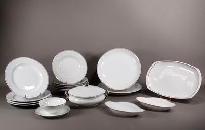 un grand nombre d'assiettes posées sur une table
