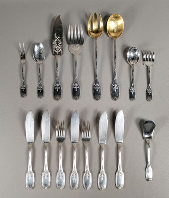 beaucoup de cuillères et de fourchettes en argent sur la table