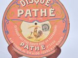 une assiette sur laquelle est représentée une femme
