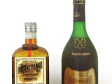 deux bouteilles d'alcool posées l'une à côté de l'autre sur une surface blanche