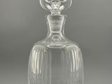 carafe en cristal sur fond gris