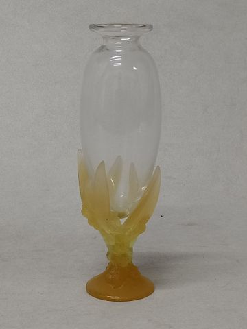 DAUM France Vase en verre et pâte de verre. H : 23