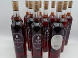 six bouteilles de vin sont alignées sur une surface blanche