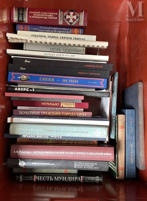 plusieurs livres empilés sur une étagère