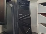 un ordinateur de bureau posé sur un bureau, à côté d'un écran