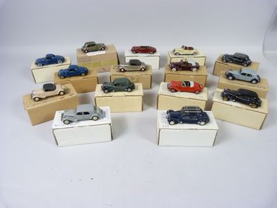 beaucoup de petites voitures qui traînent sur des cartons