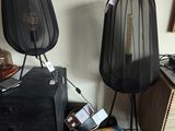 une pièce encombrée avec un bureau, une lampe et d'autres objets