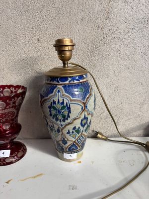 une table sur laquelle se trouvent une lampe et un vase