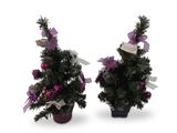 deux petits sapins de Noël décorés de rubans violets