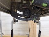un gros plan d'une machine posée sur un support