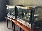 deux fours posés sur une table dans une pièce