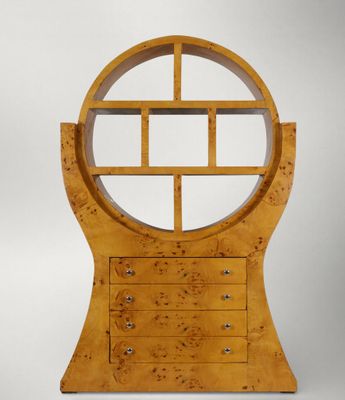 l'image d'une armoire en bois surmontée d'un miroir