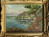 une peinture à l'huile représentant un voilier sur un lac, dans un cadre doré