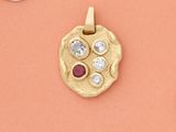 deux pendentifs en or sertis de diamants et ornés d'un coquillage sur fond rose