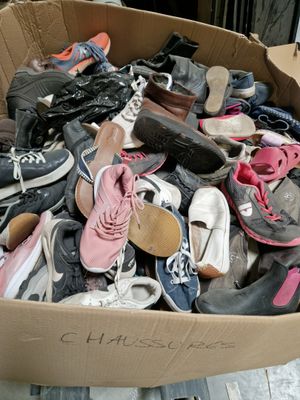 Palette d'environ 106kg de chaussures d'occasion, paires non…