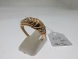 une image d'une bague en or avec des diamants sur une surface blanche