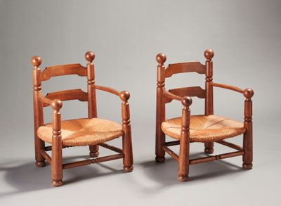 paire de chaises anciennes en bois avec des assises tressées sur fond gris